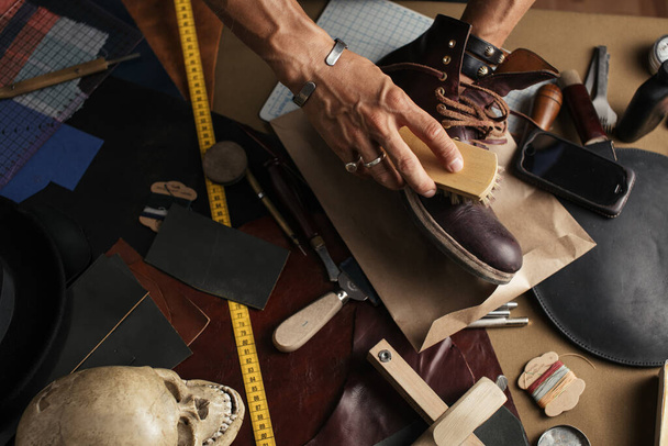 Care for leather shoes with polishing brush. - Valokuva, kuva