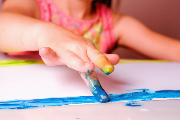 偉大な芸術家。かわいい女の子の肖像画が指で空を描いています。絵画制作と教育の概念. - 写真・画像