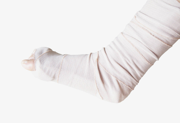 Perna quebrada e macio splinted isolado no fundo branco
 - Foto, Imagem