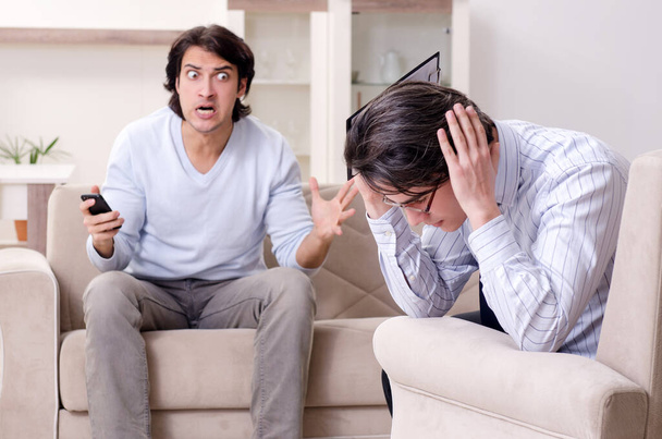 Junge männliche Patientin diskutiert mit Psychologe persönliches Problem - Foto, Bild