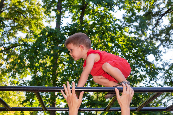 Malý chlapec překonává vysoké překážky na dětském hřišti - Fotografie, Obrázek