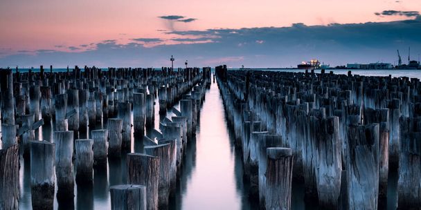 Symbolträchtige Stümpfe stehen am Ende der Princess Pier in meblurne australia - Foto, Bild