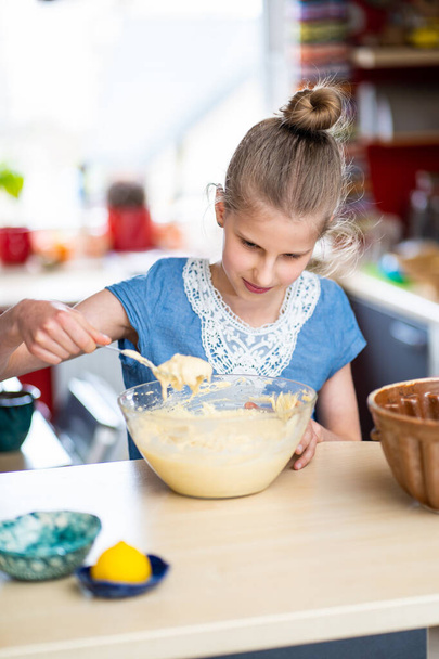 Chica joven está haciendo, fácil de preparar y saludable, hecho en casa pastel de Pascua. - Foto, imagen