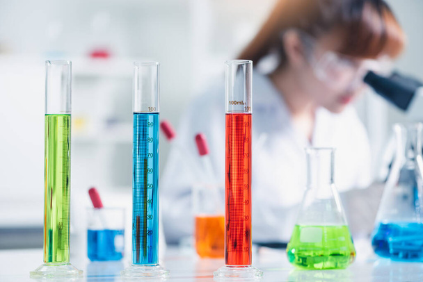 Laboratuvardaki deney tüpü kimyasallarının görüntüsü. Koronavirüs, aşı, laboratuvar ve tıbbi konsept. - Fotoğraf, Görsel