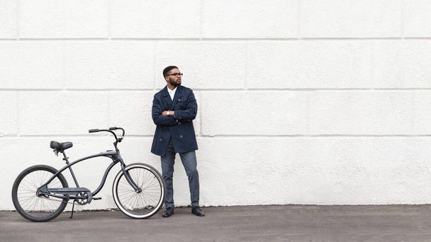 Przystojny afro biznesmen pozowanie z jego rower - Zdjęcie, obraz