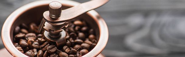 close up view of vintage coffee grinder with coffee beans, panoramic shot - Foto, Imagen
