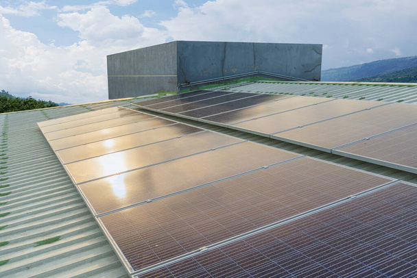 Büyük bir binanın çatısına kurulmuş güneş hücreleri paneli toprak ve toz dolu.. - Fotoğraf, Görsel