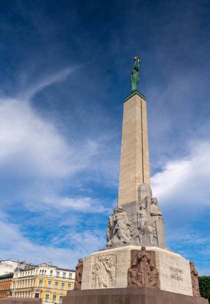 Il Monumento alla Libertà, in onore dei soldati uccisi durante la guerra d'indipendenza lettone. Riga, capitale della Lettonia e la più grande città degli Stati baltici. Fondata nel 1209 il suo centro storico è patrimonio mondiale dell'UNESCO. - Foto, immagini