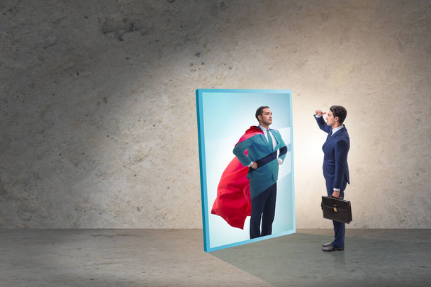 Бізнесмен бачить себе в дзеркалі як супергерой
 - Фото, зображення