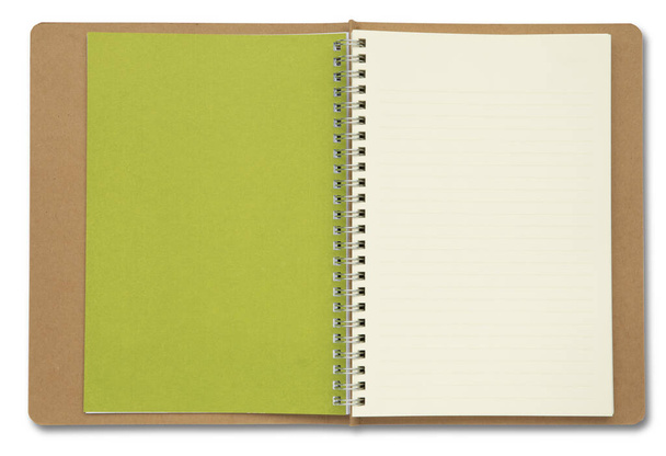 Brown spirála notebook otevřen na zelené stránce izolované na bílém pozadí - Fotografie, Obrázek