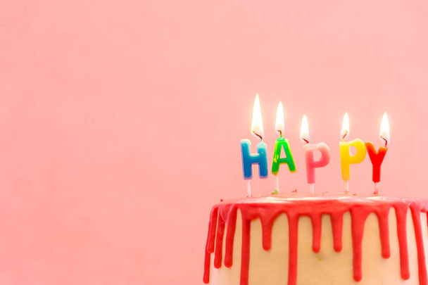 国際幸福の日。ピンクのケーキを背景に幸せな母の日。ピンクの誕生日ケーキ色の背景。"ハッピー・キャンドル"。火事だ。テキスト用のスペース。愛. - 写真・画像