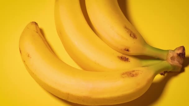 frische Bananen auf gelbem, minimalistischen Hintergrund - Filmmaterial, Video