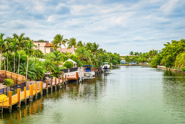 Прекрасный вид на городской канал в Форт-Лодердейле, Флорида - Фото, изображение