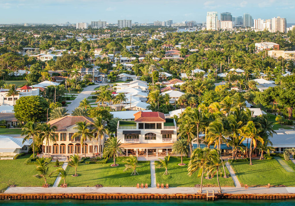 Fort Lauderdale, Florida 'nın kıyı içi su yolu yakınlarındaki lüks su fontu evleri.. - Fotoğraf, Görsel