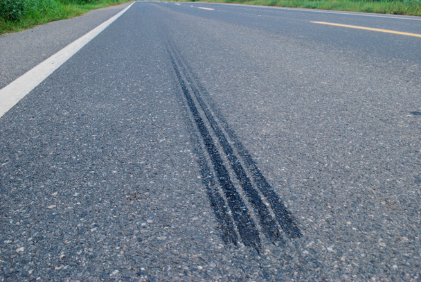 Huellas de freno de neumáticos en carreteras de asfalto. - Foto, Imagen