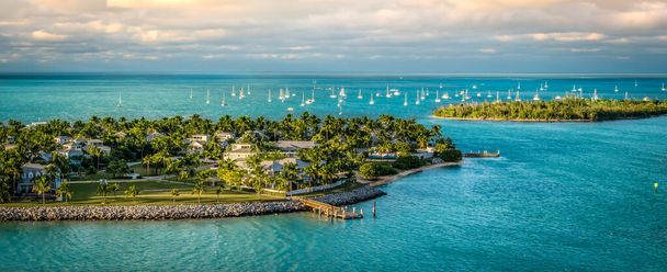 Panoramiczny widok na wschód słońca z małych wysp Sunset Key i Wisteria Island of the Island of Key West, Florida Keys. - Zdjęcie, obraz