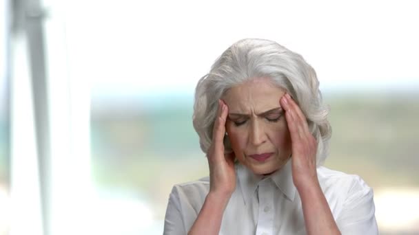 Зрелая женщина страдает от головной боли. - Кадры, видео