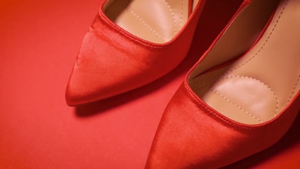 hermosos zapatos rojos de tacón alto sobre un fondo minimalista - Metraje, vídeo