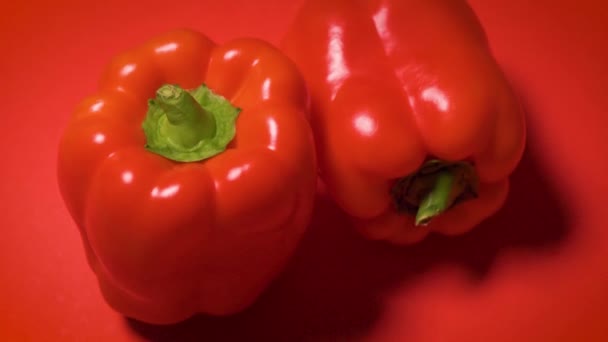 succosa peperone lucido su sfondo rosso - Filmati, video