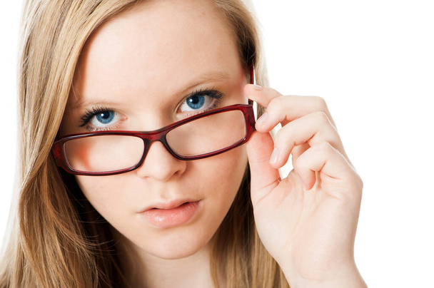 Teenage dívka s brýlemi izolované na bílém - Fotografie, Obrázek