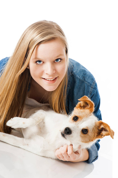 Mädchen mit Hund isoliert auf weiß - Foto, Bild