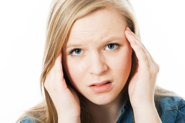 Chica tiene dolor de cabeza aislado en blanco - Foto, imagen