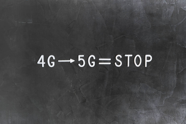 4G networks transitioning to 5G technologies, stop progress, technology progress concept - Foto, Bild