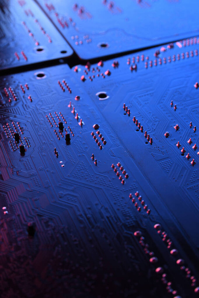 Abstrakcyjny układ elektroniczny, linie i komponenty komputerowej płyty głównej, piękny kolor czerwony i niebieski. - Zdjęcie, obraz