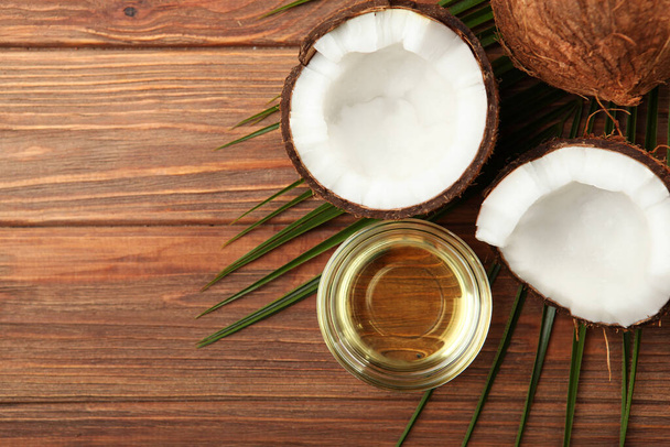 coconut oil and coconuts on the table - Foto, imagen