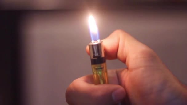 Makroaufnahme eines zündenden Feuerzeugs - Filmmaterial, Video