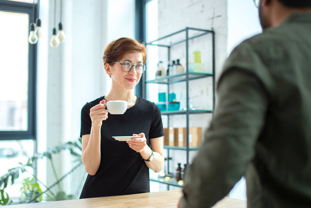 Negócios Pessoas conversando enquanto dring café no escritório - Foto, Imagem