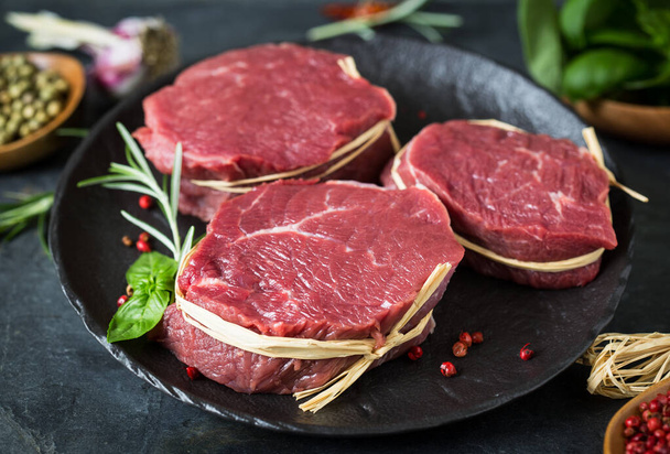 Raw organic beef steak with spices - Valokuva, kuva