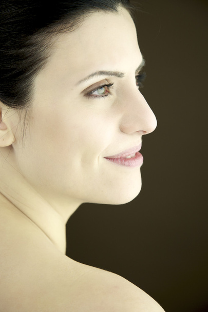 Porträt einer Frau mit schöner Haut und grünen Augen - Foto, Bild