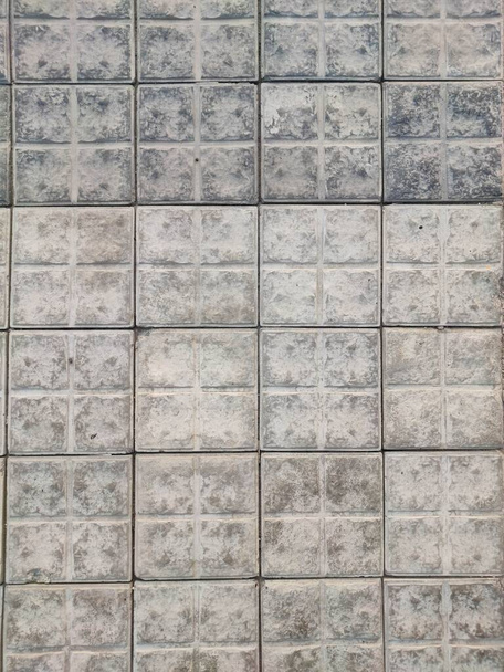 Négyzet járda texturált csempe szürke és sötét színű kő anyag - Fotó, kép