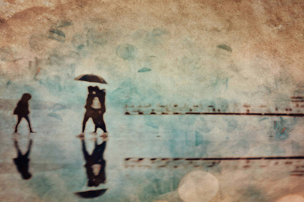 Vue floue et texturée des personnes marchant sous la pluie avec parapluie - Photo, image