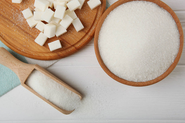 Білий цукор на столі
 - Фото, зображення