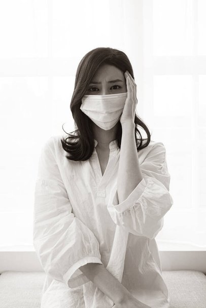 Asijské žena s bolestí hlavy na bílém pozadí - Fotografie, Obrázek