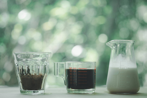 Ingrédient pour mélanger café moka glacé sur table en bois pour le client peut mélanger boisson avoir du plaisir - Photo, image