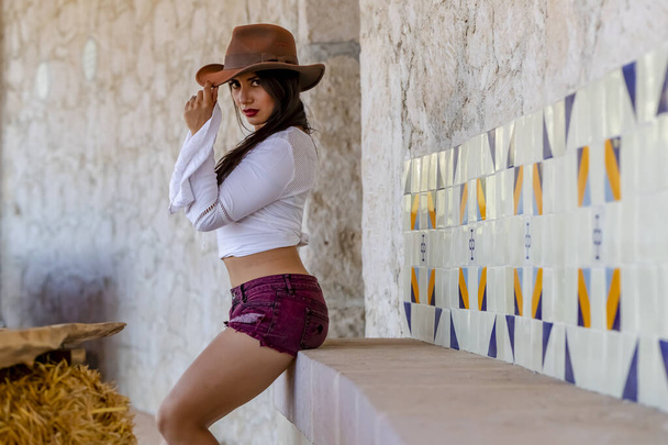 Una hermosa modelo hispana morena posa al aire libre en una hacienda mexicana - Foto, imagen