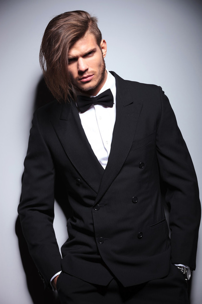 elegantní móda pro mladé muže s dlouhými vlasy - Fotografie, Obrázek