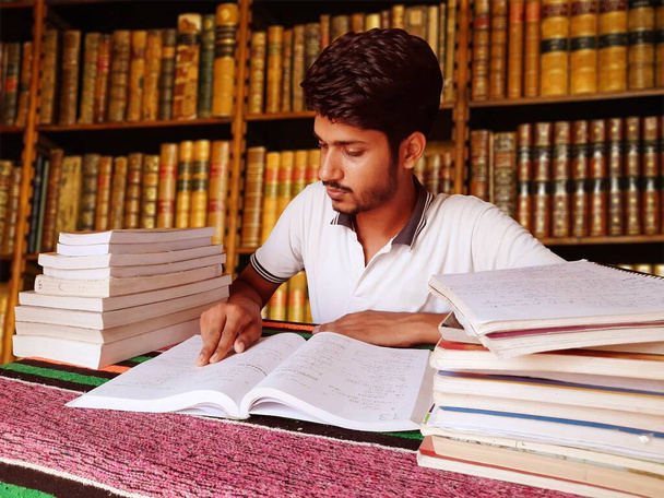 Studentin lernt hart für Prüfungen in Bibliothek - Foto, Bild