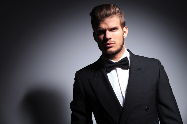 handsome man in tuxedo and bow tie in a dramatic pose - Foto, Imagem