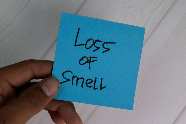 Perda de cheiro escrever em notas pegajosas isoladas na mesa de escritório
. - Foto, Imagem
