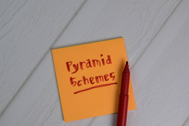 Piramidy Schematy pisać na lepkich notatek izolowanych na biurku. - Zdjęcie, obraz
