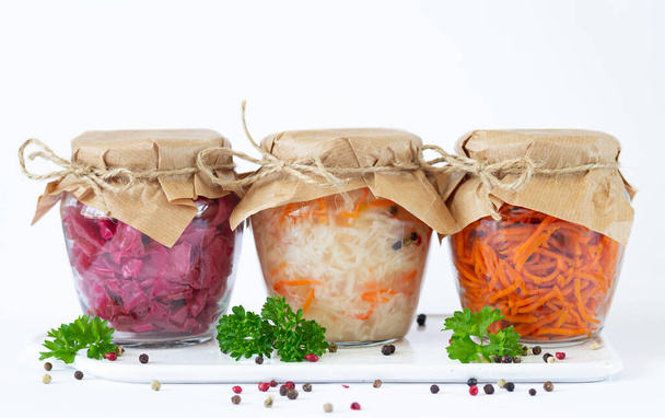 Eingelegtes fermentiertes Gemüse in Glasgläsern zum Verzehr bereit - Foto, Bild
