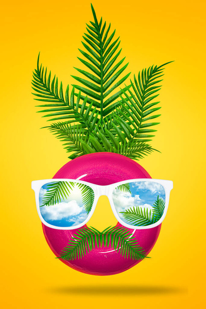 明るいパステルイエローとオレンジの背景にサングラス、緑の熱帯の葉のヤシでドーナツで作られたヒップスター男の顔の最小限の夏の概念。休暇や旅行のための創造的なレイアウト - 写真・画像