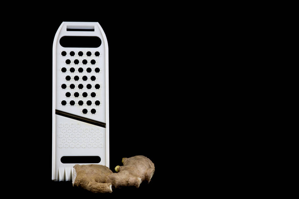 Мандолінова їжа з свіжим імбиром ізольована на чорному тлі
 - Фото, зображення