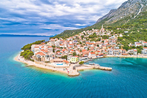 Village d'Igrane sur la riviera de Makarska et la montagne Biokovo vue aérienne, région de Dalmatie en Croatie - Photo, image