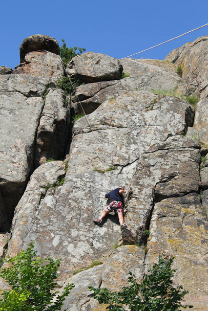 Arrampicante uomo arrampicata su una roccia - Foto, immagini
