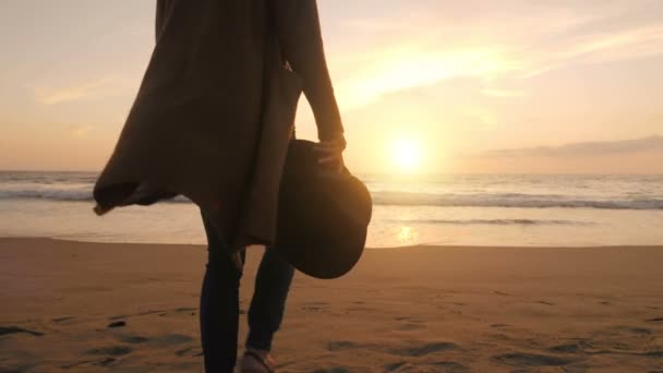 Розслаблена жінка, що йде на пляж, наближається до морської води повільний рух тікає від хвилі піни
 - Кадри, відео